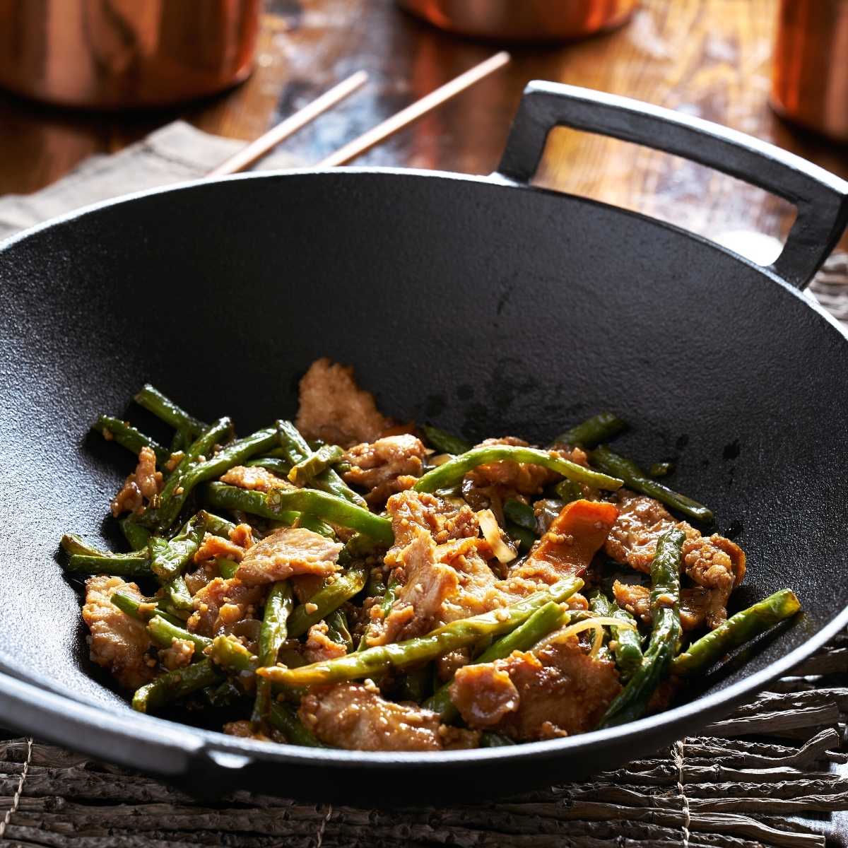 Cuisine et recette asiatique avec ce wok en fonte avec poignée en bois